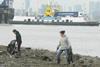Port of London Authority and Cleaner Thames partners clean up at Woolwich Arsenal