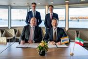 The image shows Markus Bangen - CEO duisport, Boudewijn Siemons - CEO Port of Rotterdam. Standing: Hendrik Wüst - minister president NRW, dr. Nikolaus Meyer-Landrut - German Ambassador to the Netherlands