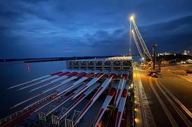 loading_of_wind_blades_at_the_port_of_brake