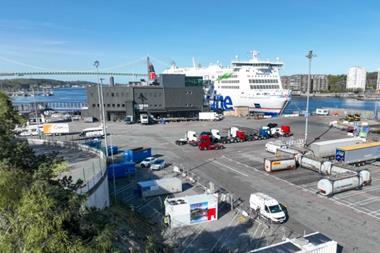 The image shows the hydrogen generator (white container with four fans on the roof) supplying Stena Scandinavica with electricity