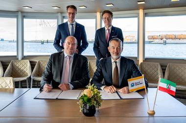 The image shows Markus Bangen - CEO duisport, Boudewijn Siemons - CEO Port of Rotterdam. Standing: Hendrik Wüst - minister president NRW, dr. Nikolaus Meyer-Landrut - German Ambassador to the Netherlands