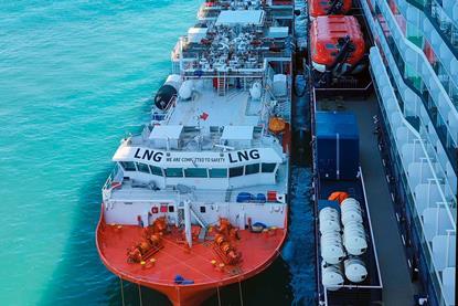 The image shows the bioLNG bunkering operation at Barcelona between the barge Haugesund Knutsen and the cruise ship Mein Schiff Relax