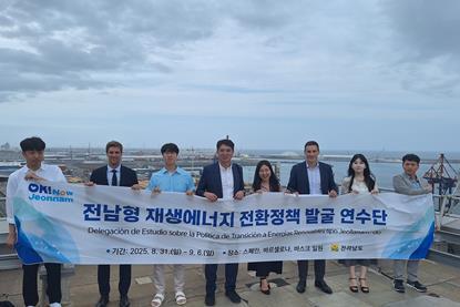 The picture shows senior officials from Jeollanam-do province during their tour of the Port of Bilbao