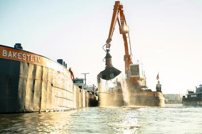The image shows the Van Oord dredger Christiaan P during the pilot project