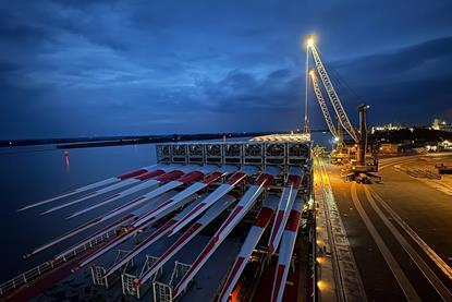 loading_of_wind_blades_at_the_port_of_brake