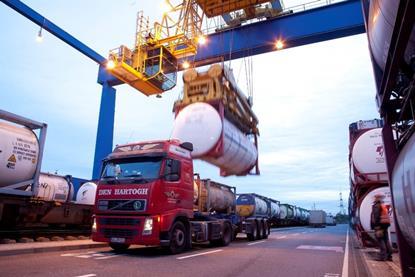 Verladung-Tankcontainer_Kombiterminal-Ludwigshafen_web