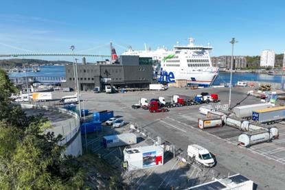 The image shows the hydrogen generator (white container with four fans on the roof) supplying Stena Scandinavica with electricity