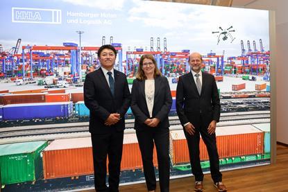 The image shows the MoU signing with Kei Nomura (Kawasaki Heavy Industries, Ltd.), Annette Walter (HHLA), Dr. Manfred Schuckert (Daimler Truck AG)