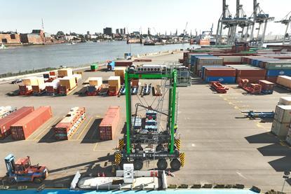 KC Noell hydrogen straddle carrier at portside