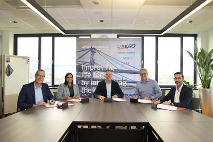 Edwin van der Poel, civil director, GMB; Haydi Galvez, commercial director, ABB Ports; Harold Kunst, CEO, APM Terminals Maasvlakte II; Harbert van der Wildt, managing director, Dura Vermeer; Henk-Jan Slager, director, Dura Vermeer sitting at a table