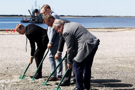 The image shows the Danish Minister for Transport, Thomas Danielsen, with port executives taking shovels to the ground