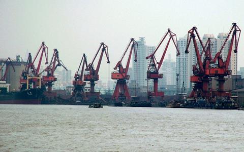 Port_of_Shanghai,_2004