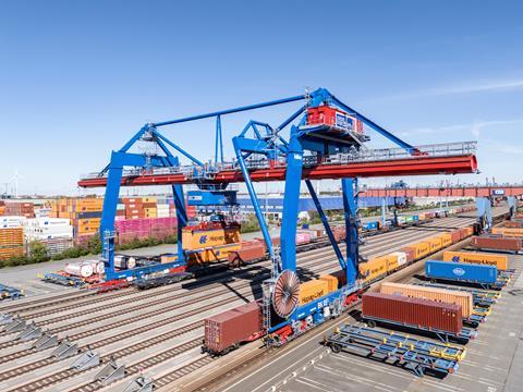 remote control rail gantry crane at the HHLA CTA